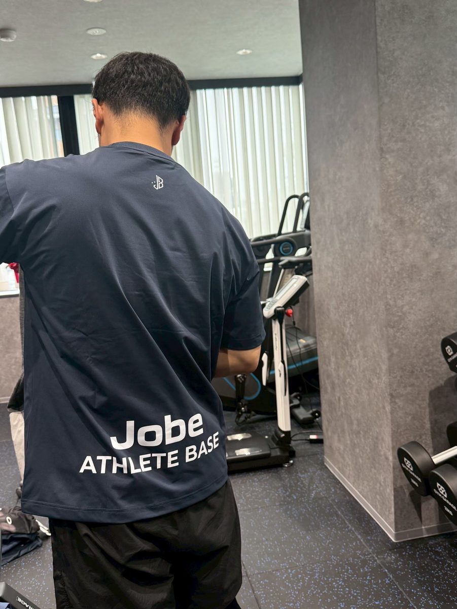 Jobe ATHLETE BASEのロゴ入りTシャツの背面